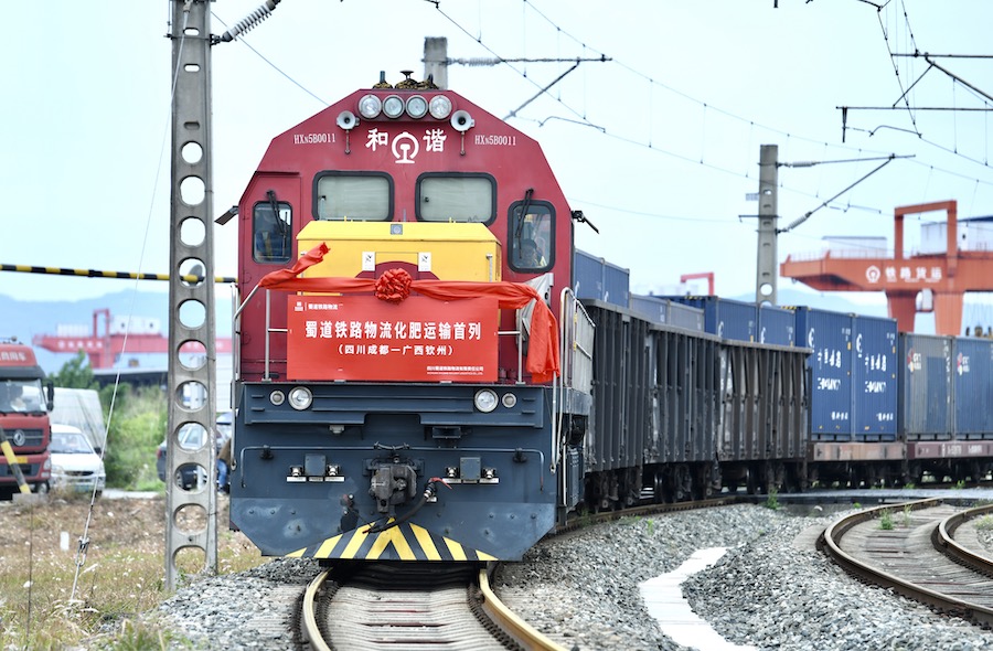 铁路物流西部陆海新通道化肥运输首列.jpg