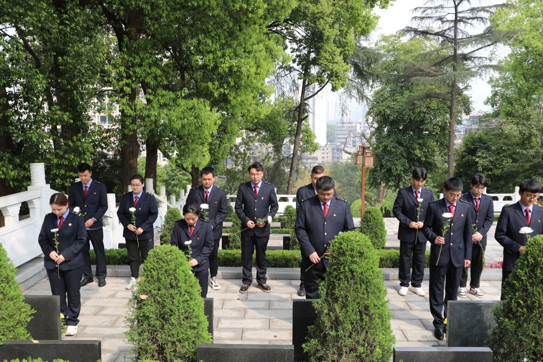 “传承红色基因 做时代新青年”--泸州铁路公司团委开展清明节主题活动（缅怀先烈1）.jpg