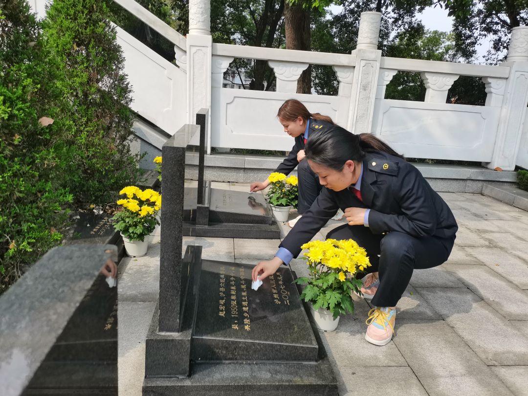 “传承红色基因 做时代新青年”--泸州铁路公司团委开展清明节主题活动（擦拭烈士墓碑上的灰尘）.jpg