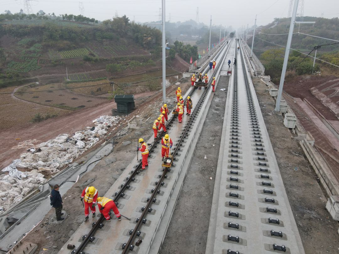 （图10）成自高铁无砟轨道铺轨现场.jpg