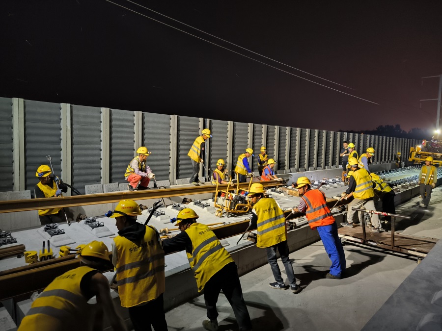 1684304845183079.jpg 铺轨现场1.jpg