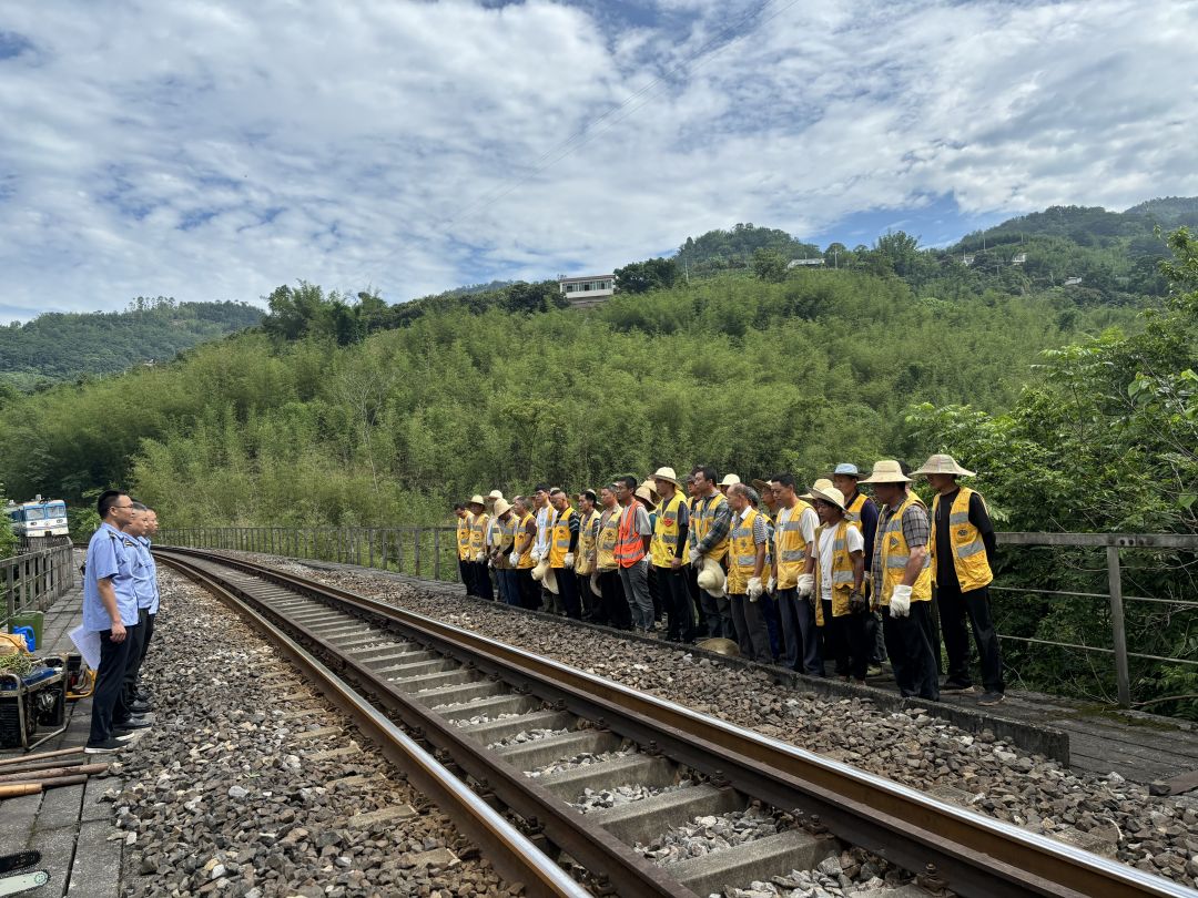 宜宾铁路公司第四团支部联合工电部、安全环保部在金筠铁路K32+325处开展年度防汛减灾应急演练1.jpg