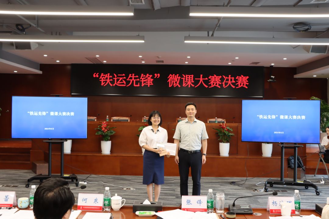 1724659177808010.jpg 颁奖照-其他1.jpg