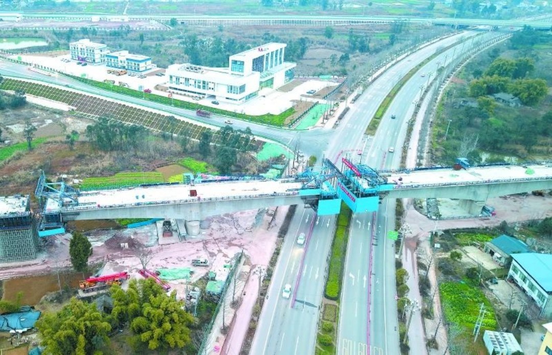 成达万高铁南充嘉陵江特大桥引桥主跨开启合龙-图片来源：南充新闻.jpg