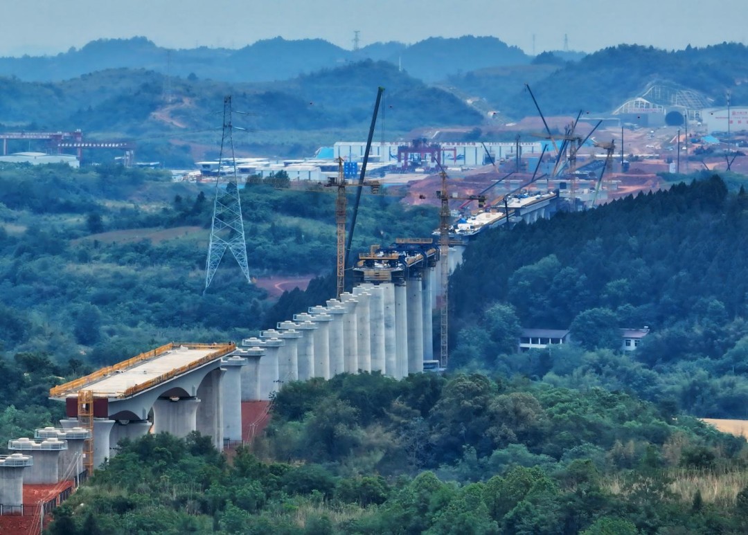成渝中线高铁跨成龙简快速路特大桥连续梁顺利合龙；图源：长江沿岸铁路集团四川公司(1).jpg