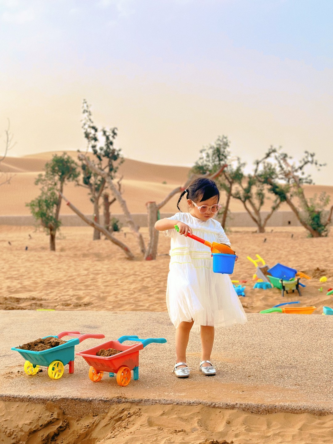 6.党委工作部-吴秋佳 沙丘是时光的金色滑梯，童年在驼铃声中绽放绿意.jpg