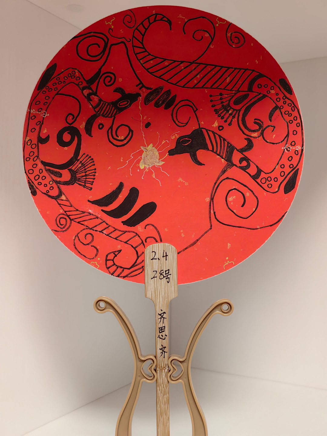 17.党委工作部-杨庆红 齐思齐作品：凤纹漆扇.jpg