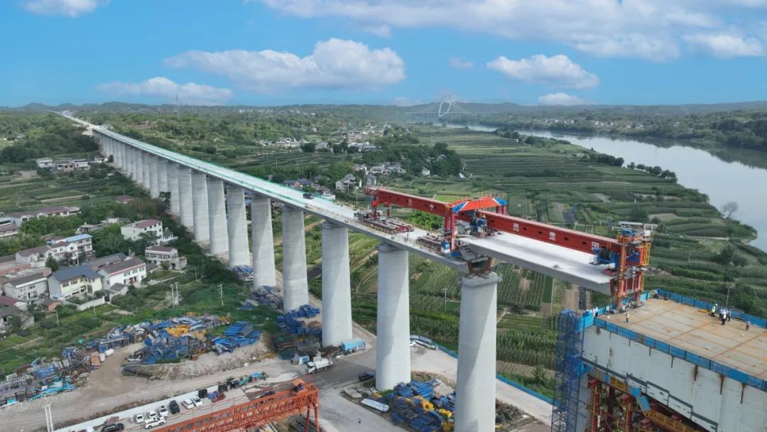 1750386694419085.jpg 成渝中线高铁站前4标小里程方向架梁.jpg