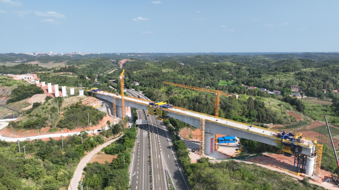 1750386706112480.jpg 成渝中线高铁跨成都第二绕城高速特大桥128米连续梁顺利合龙.jpg