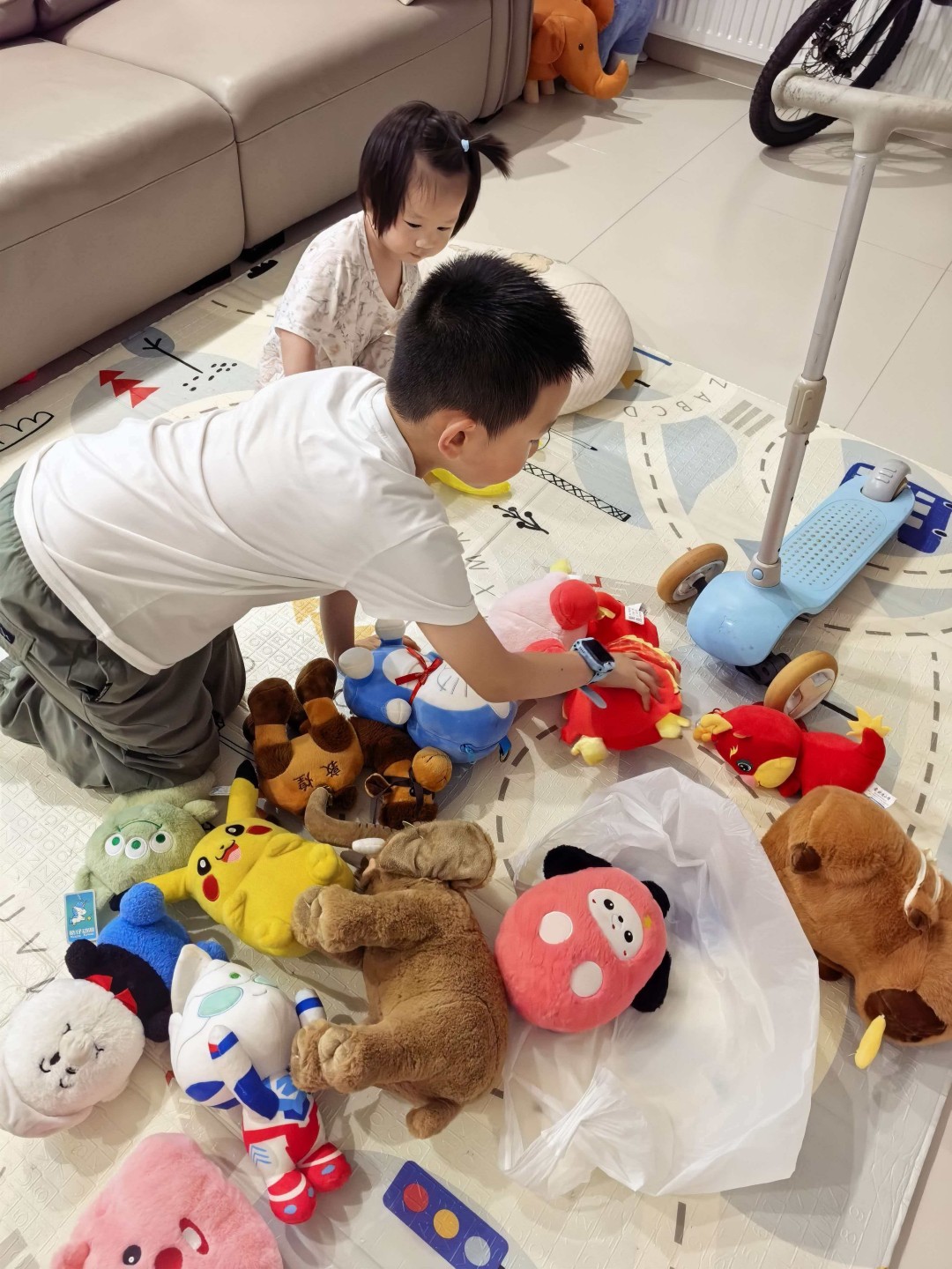 1780372543968926.jpg 职工子女整理捐赠物资.jpg